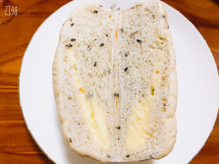 「ファミリーマート ファミマ・ベーカリー 黒胡麻カマンベールチーズパン」のクチコミ画像 by なしなしなしなしさん