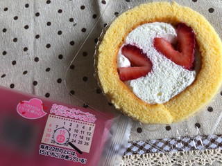 「ローソン プレミアムロールケーキ いちごのせ」のクチコミ画像 by めぐみきちゃんさん