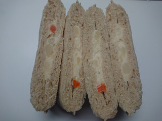 「ヤマザキ ランチパック ポテトサラダ 全粒粉入りパン 袋2個」のクチコミ画像 by レビュアーさん
