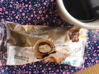 「ファミリーマート 冷やして食べるパイコロネ マロンクリーム」のクチコミ画像 by 甘味かんみさん