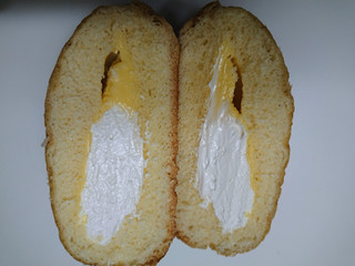 「ファミリーマート ファミマ・ベーカリー シュークリームみたいなパン Wクリーム」のクチコミ画像 by レビュアーさん