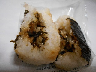 「セブン-イレブン 醤油海苔仕立ておむすびのりバタしょうゆ」のクチコミ画像 by コマメのグルメさん