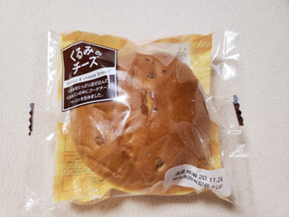 「リョーユーパン くるみ＆チーズ 袋1個」のクチコミ画像 by はまポチさん