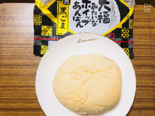 「フジパン 大福みたいなホイップあんぱん 焙煎黒ごま 袋1個」のクチコミ画像 by なしなしなしなしさん