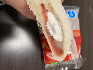 「ファミリーマート ファミマ・ベーカリー 大福みたいなパン あまおう苺あん＆ホイップ」のクチコミ画像 by chan-manaさん