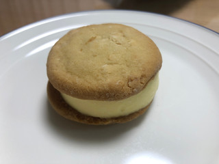 「森永製菓 ステラおばさんのクッキーサンドアイス マカダミアナッツ 箱1個」のクチコミ画像 by こつめかわうそさん