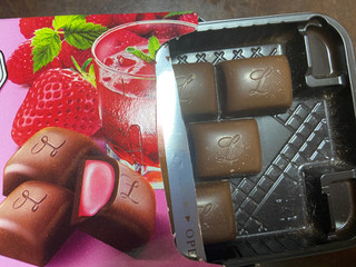 「ロッテ とろっといちごリキュールのチョコレート 箱10粒」のクチコミ画像 by きのひもさん