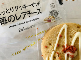 「セブン-イレブン しっとりクッキーサンド苺のレアチーズ」のクチコミ画像 by もち巾着さん
