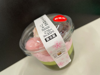 「セブン-イレブン 桜と宇治抹茶のパフェ」のクチコミ画像 by まっちゃみるくさん