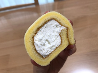 「ローソン もち食感ロール 北海道産生乳入りクリーム」のクチコミ画像 by こつめかわうそさん
