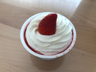 「ファミリーマート クリームほおばる苺のケーキ」のクチコミ画像 by こつめかわうそさん
