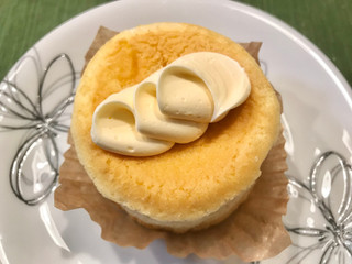 「ローソン Uchi Cafe’ SWEETS Specialite 3種のバター華ふわケーキ 焦がしバターソース入り」のクチコミ画像 by やにゃさん