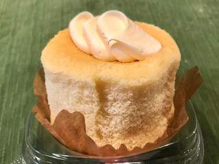 「ローソン Uchi Cafe’ SWEETS Specialite 3種のバター華ふわケーキ 焦がしバターソース入り」のクチコミ画像 by やにゃさん