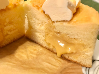「ローソン Uchi Cafe’ SWEETS Specialite 3種のバター華ふわケーキ 焦がしバターソース入り」のクチコミ画像 by やにゃさん