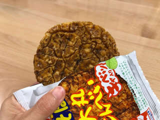 「三州総本舗 ペヤングソースやきそば味 超大丸せんべい 袋1枚」のクチコミ画像 by こつめかわうそさん