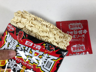 「日清食品 爆裂辛麺 韓国風 極太大盛激辛焼そば 袋130g」のクチコミ画像 by こつめかわうそさん