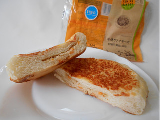 「ファミリーマート ファミマ・ベーカリー 平焼きツナチーズ」のクチコミ画像 by コマメのグルメさん