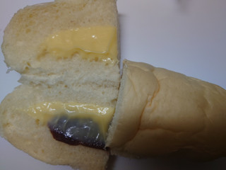 「ヤマザキ 白いコッペパン こしあん＆チーズクリーム 袋1個」のクチコミ画像 by レビュアーさん