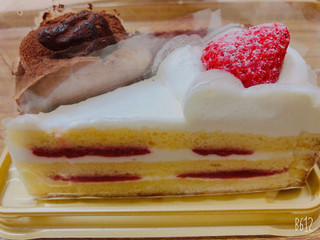 「ローソン Uchi Cafe’ SWEETS 苺のショート＆チョコレートケーキ」のクチコミ画像 by なしなしなしなしさん