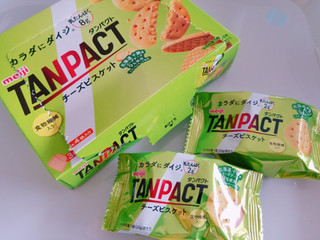 「明治 TANPACT チーズビスケット 箱3枚×4」のクチコミ画像 by nag～ただいま留守にしております～さん