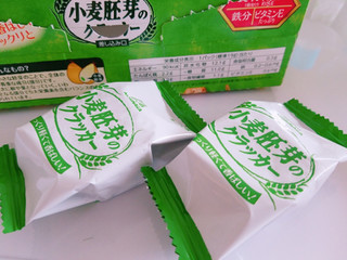 「森永製菓 小麦胚芽のクラッカー 箱8枚×8」のクチコミ画像 by nag～ただいま留守にしております～さん