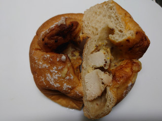 「ローソン NL たんぱく質が摂れるチキンとチーズパン」のクチコミ画像 by レビュアーさん