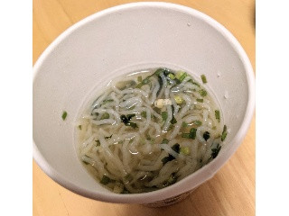 「加藤産業 スープこんにゃく麺 わかめ コクうま帆立風味 カップ67.9g」のクチコミ画像 by まめぱんださん