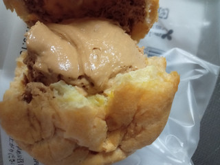 「ローソン Uchi Cafe’ キャラメルチョコシュークリーム」のクチコミ画像 by レビュアーさん