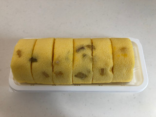 「ローソン Uchi Cafe’ おいもさんのもち食感ロール なると金時芋餡使用」のクチコミ画像 by こつめかわうそさん