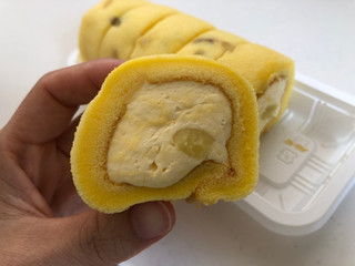 「ローソン Uchi Cafe’ おいもさんのもち食感ロール なると金時芋餡使用」のクチコミ画像 by こつめかわうそさん