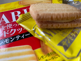「森永製菓 マリーを使ったサンドクッキー レモンティー 箱8枚」のクチコミ画像 by 好物は栗さん