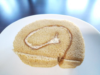 「ファミリーマート FAMIMA CAFE＆SWEETS 紅茶のロールケーキ」のクチコミ画像 by riko shibanumaさん