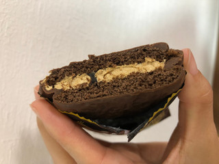 「ロッテ チョコパイ エチオピア珈琲とキャラメル・ナッツ 袋1個」のクチコミ画像 by こつめかわうそさん