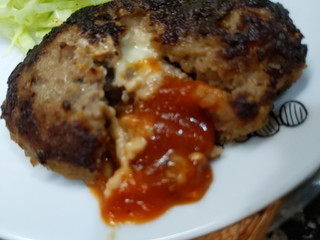 「ジョイフル ジョイフルのチーズインハンバーグ トマトソース付き 袋155g」のクチコミ画像 by おうちーママさん