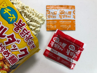「三養ジャパン チーズブルダック炒め麺 袋140g」のクチコミ画像 by こつめかわうそさん