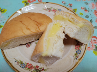 「セイコーマート Secoma 北海道牛乳を使ったカスタードクリームパン」のクチコミ画像 by 紫の上さん