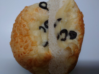 「第一パン チーズとオリーブと塩のパン 袋1個」のクチコミ画像 by レビュアーさん