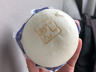 「ファミリーマート 北海道産小豆のこしあんまん ごま風味」のクチコミ画像 by こつめかわうそさん