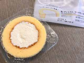 「ローソン Uchi Cafe’ プレミアムロールケーキ」のクチコミ画像 by やにゃさん