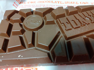 「トニーズチョコロンリー ミルクチョコレート キャラメルシーソルト 180g」のクチコミ画像 by あおりんさん
