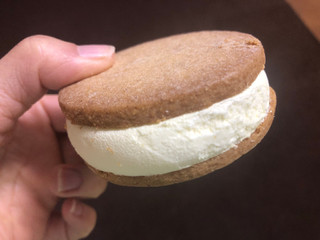 「シャトレーゼ バター香るクッキーサンドアイス バニラ 袋52ml」のクチコミ画像 by こつめかわうそさん