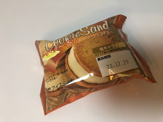 「シャトレーゼ バター香るクッキーサンドアイス 塩キャラメル 袋52ml」のクチコミ画像 by こつめかわうそさん