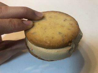 「シャトレーゼ バター香るクッキーサンドアイス 塩キャラメル 袋52ml」のクチコミ画像 by こつめかわうそさん