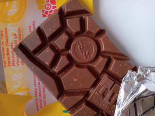 「トニーズチョコロンリー ミルクチョコレート32％ アーモンドハニーヌガー 180g」のクチコミ画像 by レビュアーさん