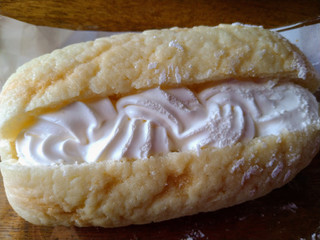 「セブン-イレブン 白いホイップのメロンパン」のクチコミ画像 by ピノ吉さん