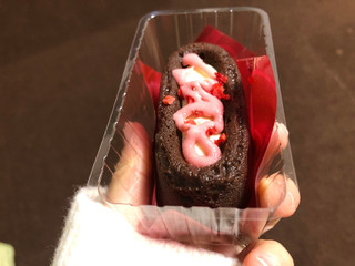 「ローソン Uchi Cafe 生ガトーショコラ ほんのりいちご 1個」のクチコミ画像 by こつめかわうそさん