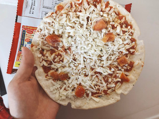 「マルハニチロ うす焼きピッツァ トマトとモツァレラチーズ 袋1枚」のクチコミ画像 by みもとさん