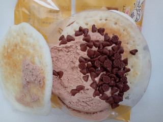 「ヤマザキ クリームたっぷりパンケーキ チョコチップ＆チョコホイップ1個 袋1個」のクチコミ画像 by レビュアーさん