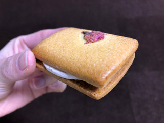 「無印良品 桜のクリームサンドクッキー 袋1個」のクチコミ画像 by こつめかわうそさん