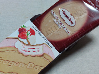 「ハーゲンダッツ クリスピーサンド ストロベリーチーズケーキ カマンベール仕立て 箱60ml」のクチコミ画像 by 抹茶らてさん